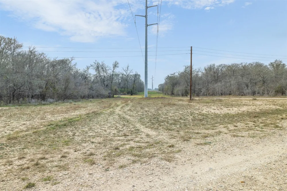 1144 Treetop Lane Luling, TX 78648