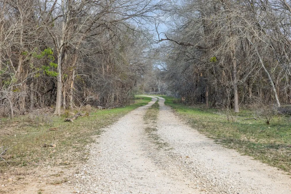 1144 Treetop Lane Luling, TX 78648