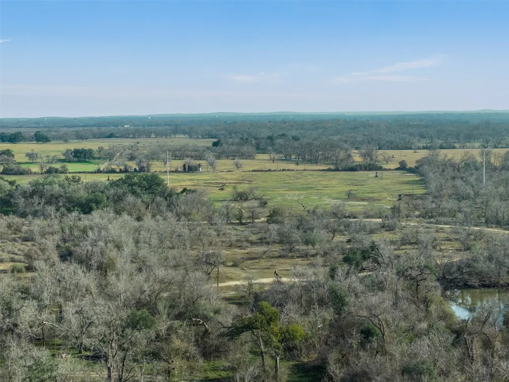 1144 Treetop Lane Luling, TX 78648