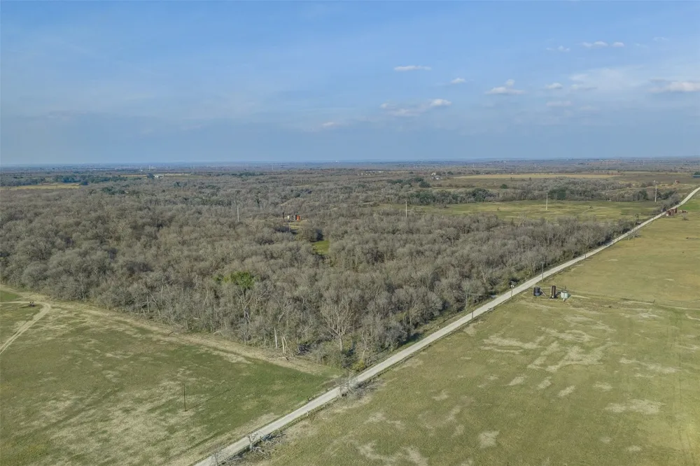 1144 Treetop Lane Luling, TX 78648