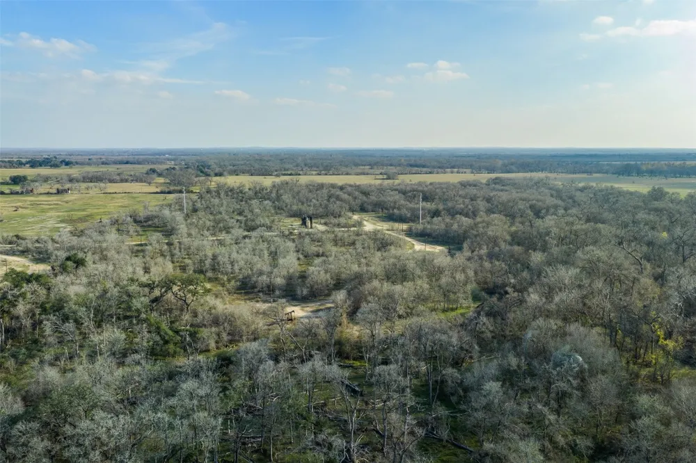 1144 Treetop Lane Luling, TX 78648