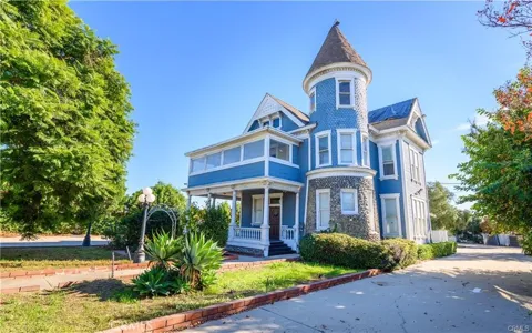 961 W Holt