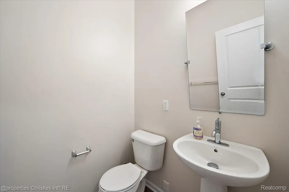 4953 Treeside Lane Troy City, MI 48098