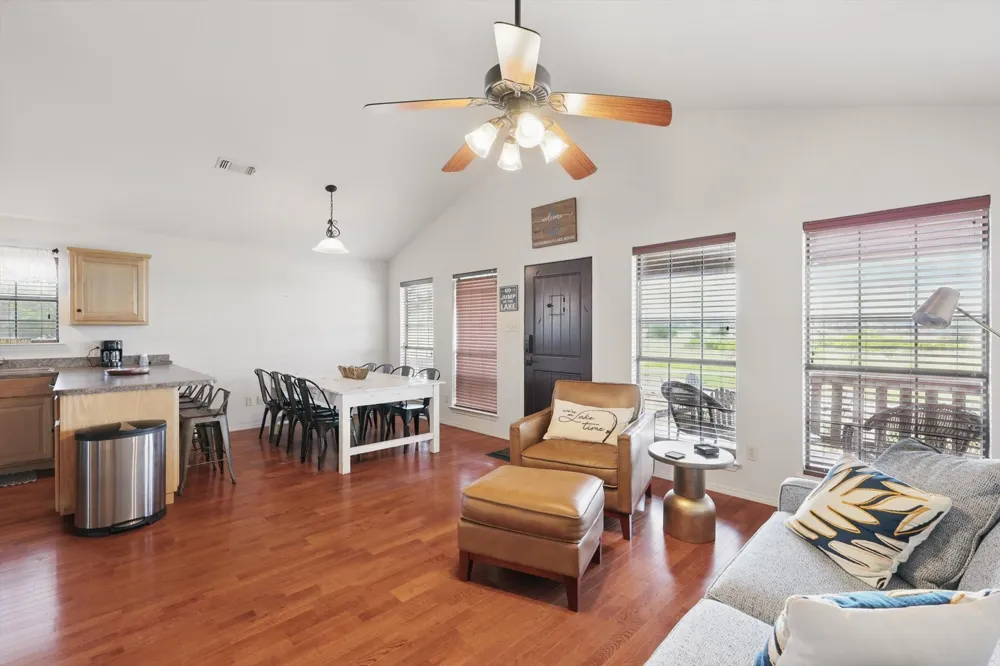 186 W Hells Gate Drive Strawn, TX 76475