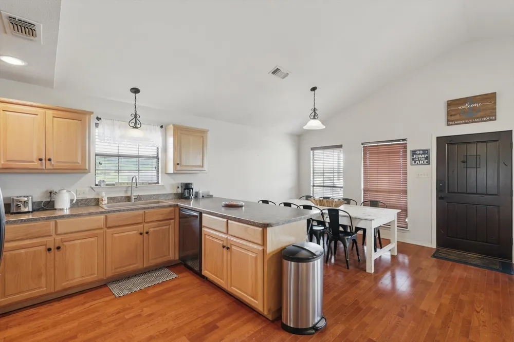 186 W Hells Gate Drive Strawn, TX 76475