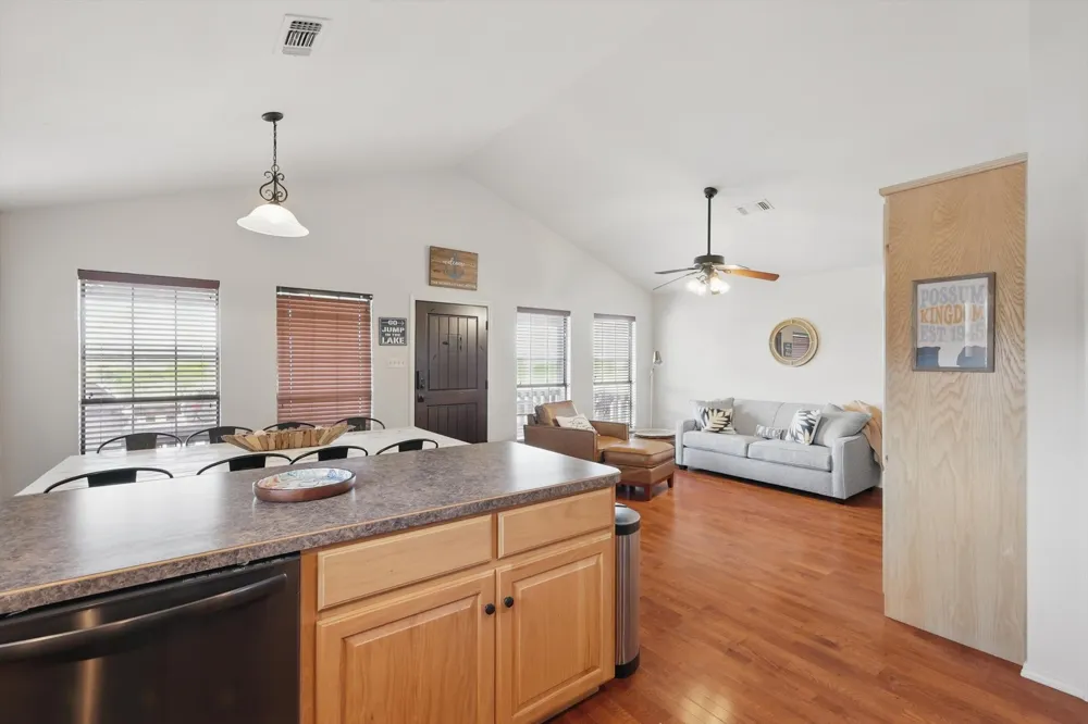186 W Hells Gate Drive Strawn, TX 76475