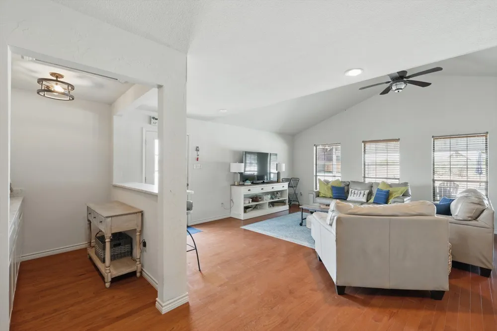 186 W Hells Gate Drive Strawn, TX 76475