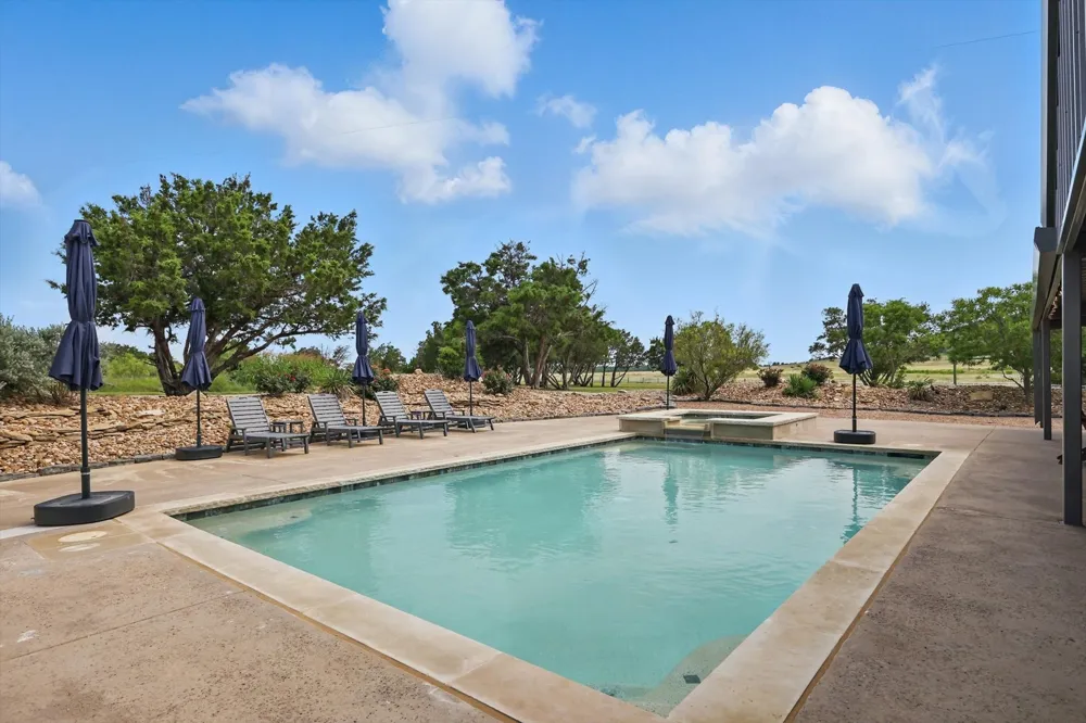 186 W Hells Gate Drive Strawn, TX 76475