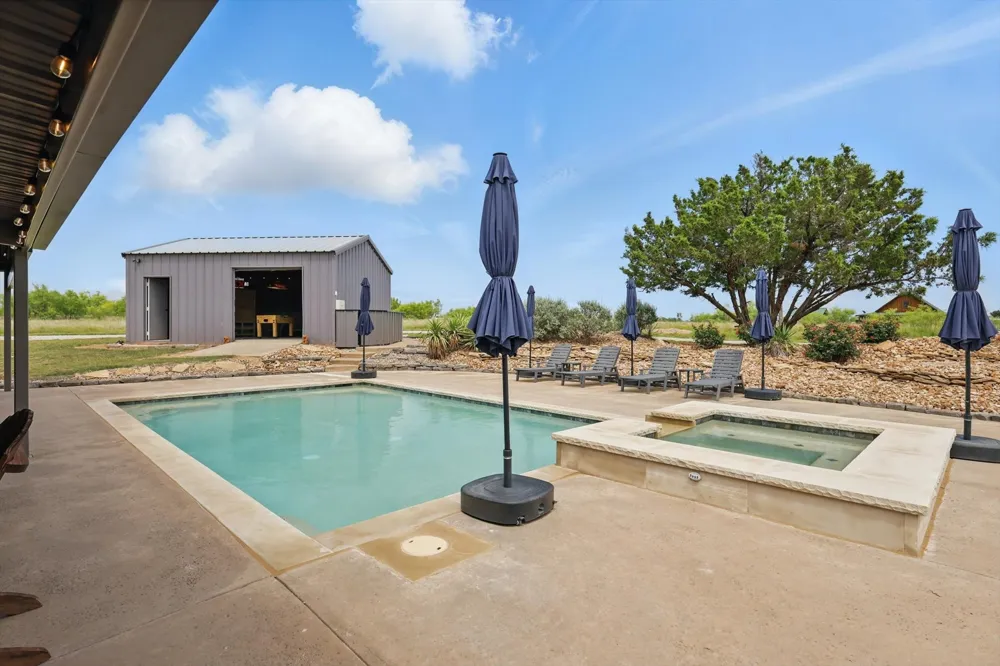 186 W Hells Gate Drive Strawn, TX 76475