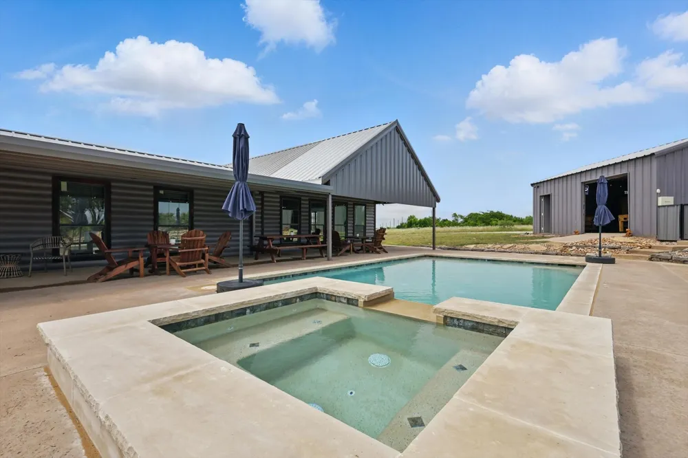 186 W Hells Gate Drive Strawn, TX 76475