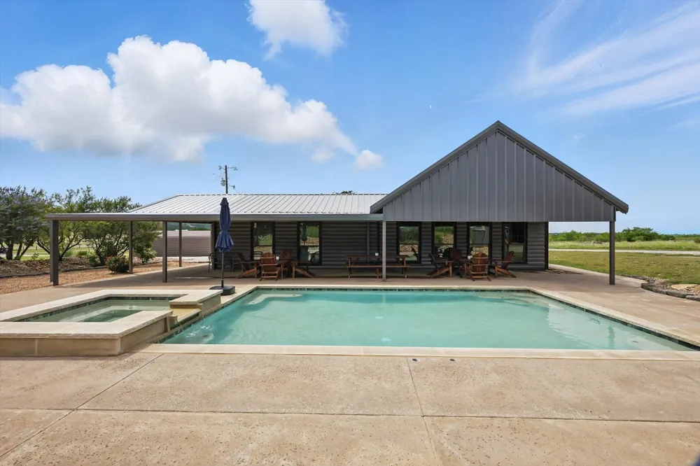 186 W Hells Gate Drive Strawn, TX 76475
