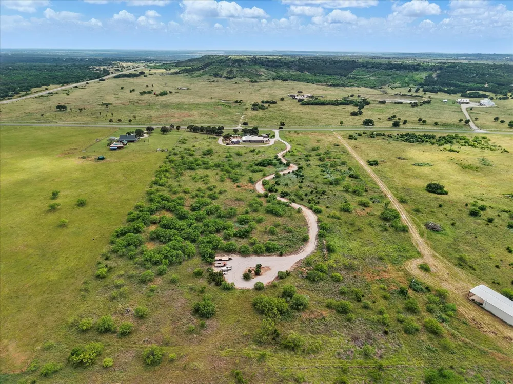 186 W Hells Gate Drive Strawn, TX 76475