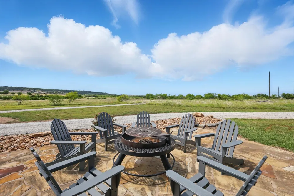 186 W Hells Gate Drive Strawn, TX 76475