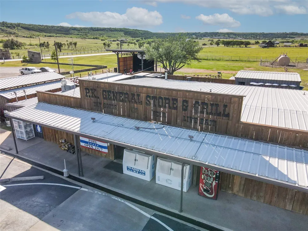 186 W Hells Gate Drive Strawn, TX 76475
