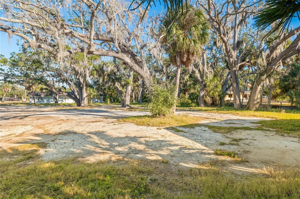 404 CANAL STREET Tarpon Springs, FL 34689