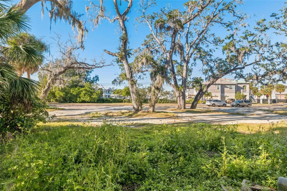 404 CANAL STREET Tarpon Springs, FL 34689