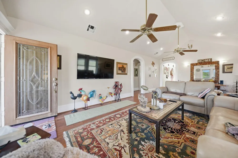 1804 Fm 109 New Ulm, TX 78950