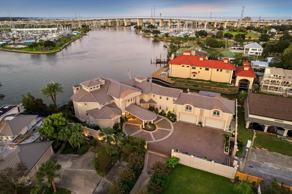 112 Bayou Lane Kemah, TX 77565