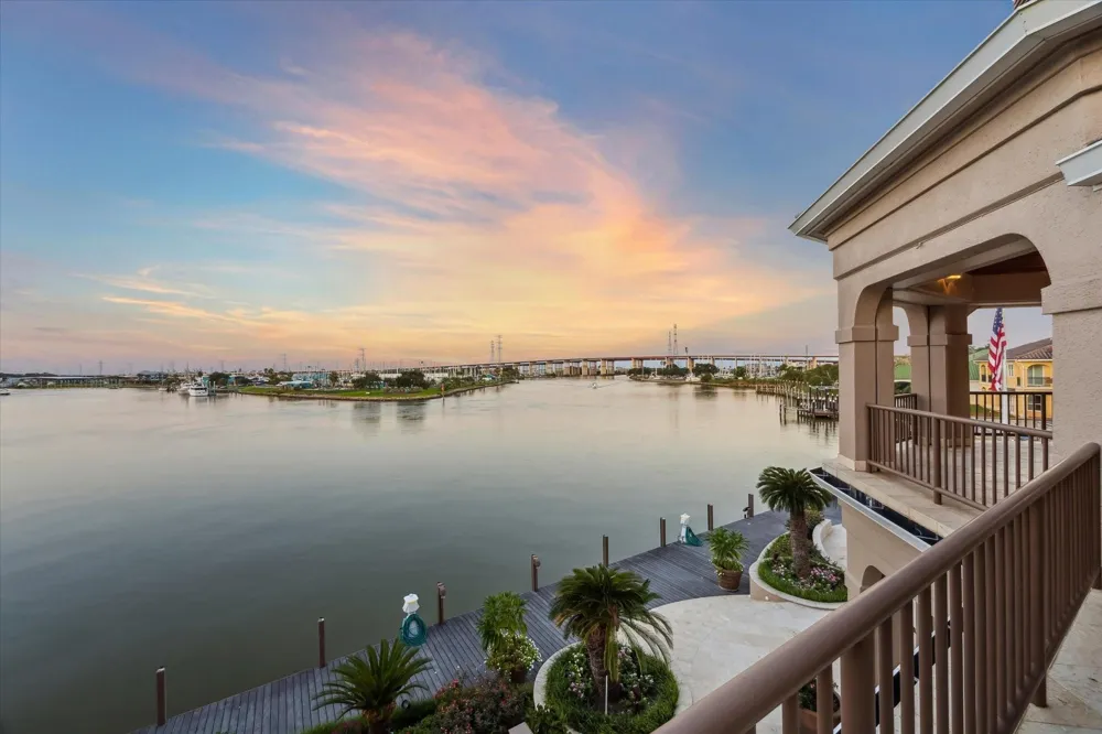 112 Bayou Lane Kemah, TX 77565