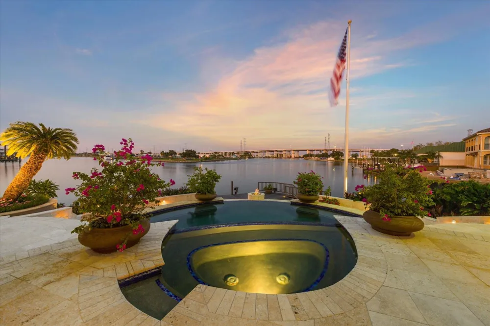 112 Bayou Lane Kemah, TX 77565