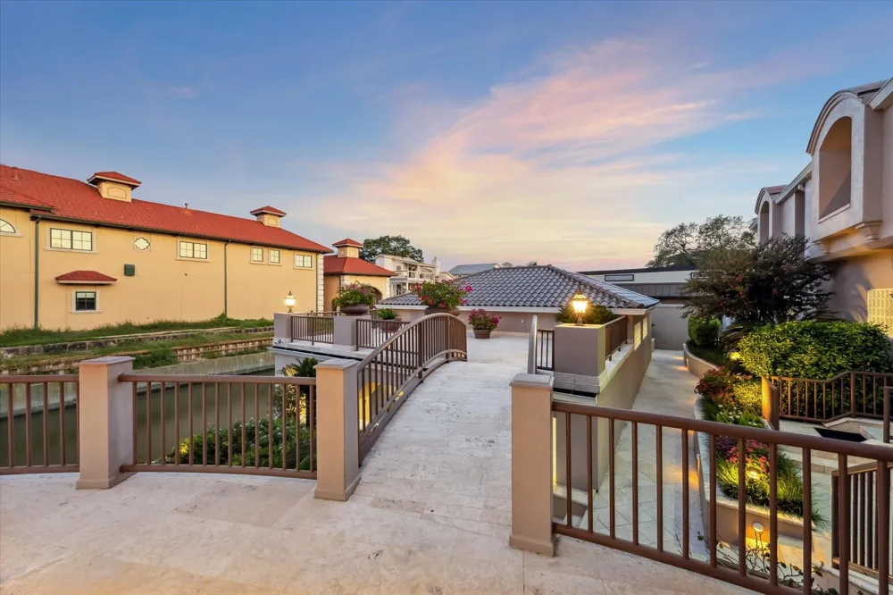 112 Bayou Lane Kemah, TX 77565