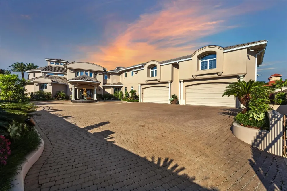 112 Bayou Lane Kemah, TX 77565