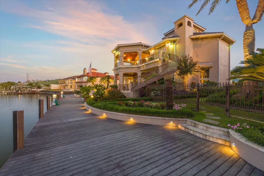 112 Bayou Lane Kemah, TX 77565