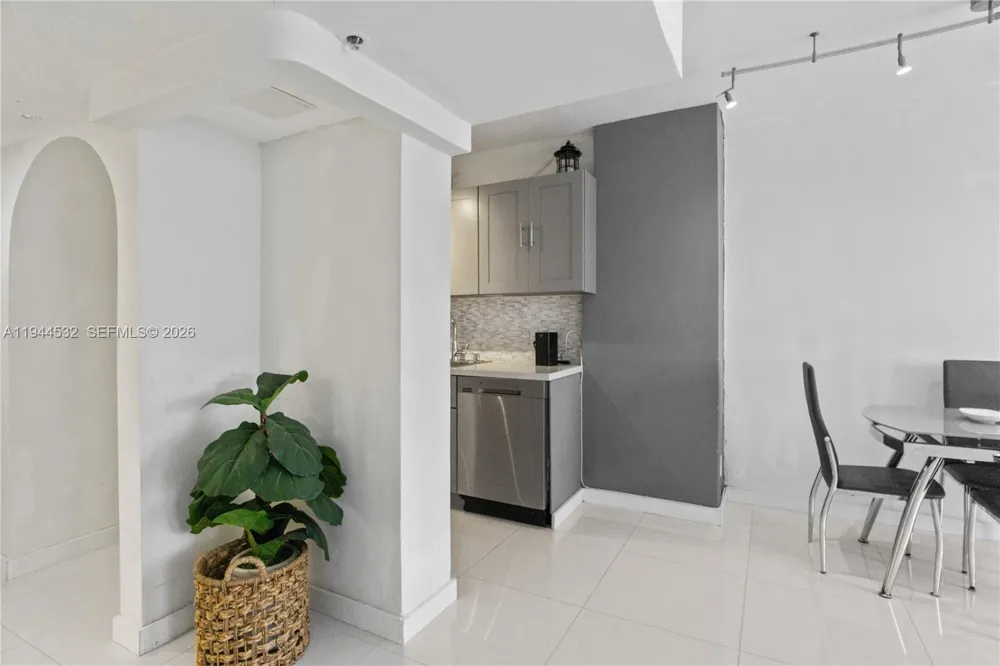 100 Lincoln Rd #501 Miami Beach, FL 33139