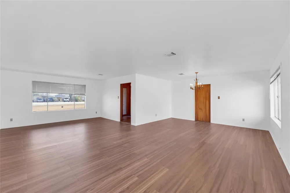 1243 North Jefferson La Grange, TX 78945