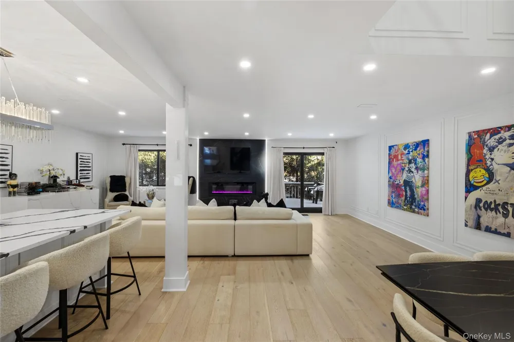 24 Chestnut Lane Woodbury, NY 11797