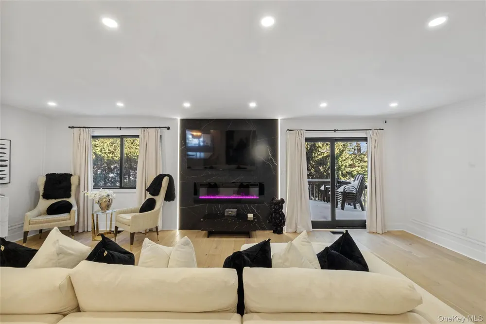 24 Chestnut Lane Woodbury, NY 11797