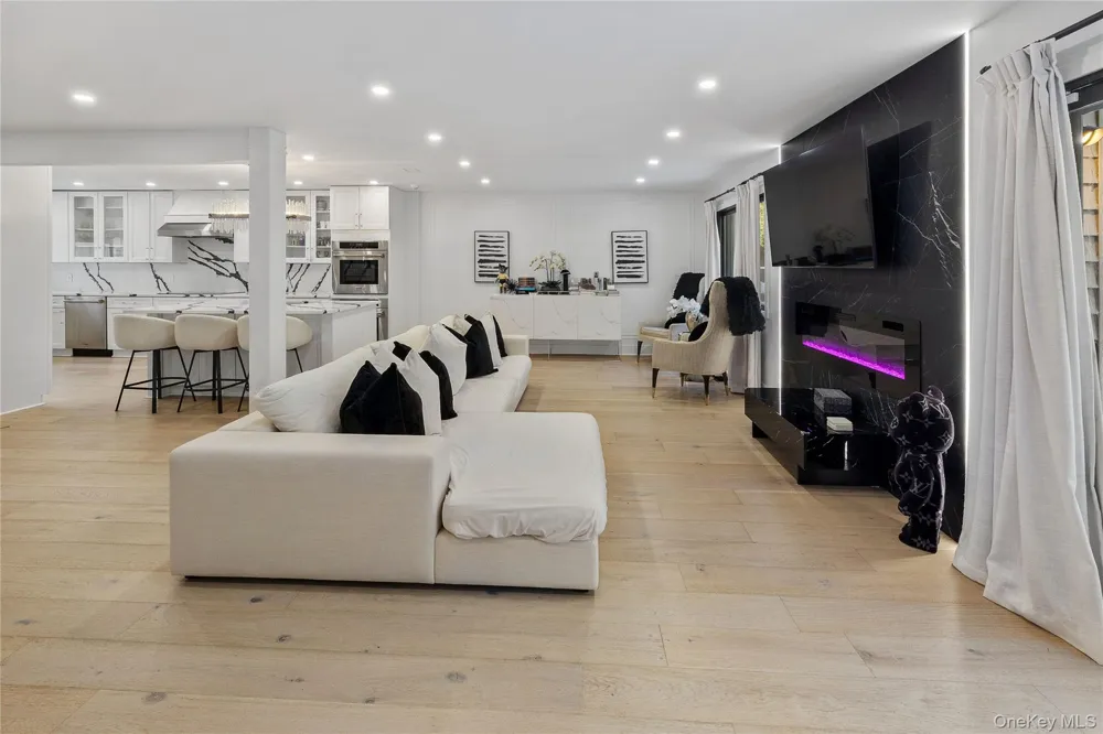24 Chestnut Lane Woodbury, NY 11797