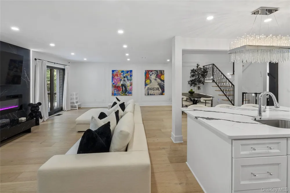 24 Chestnut Lane Woodbury, NY 11797