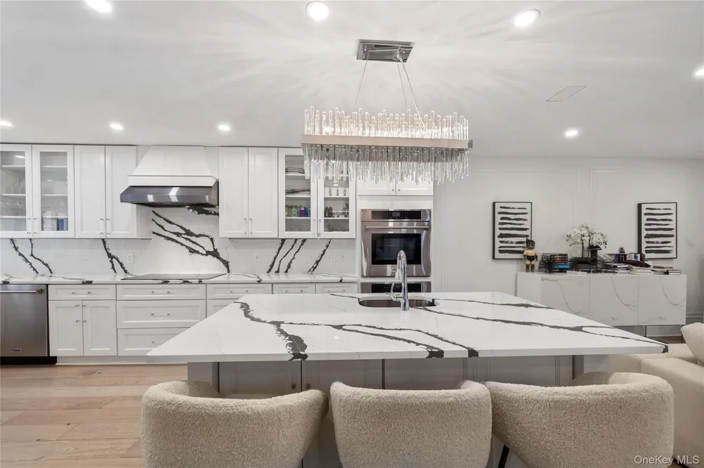 24 Chestnut Lane Woodbury, NY 11797
