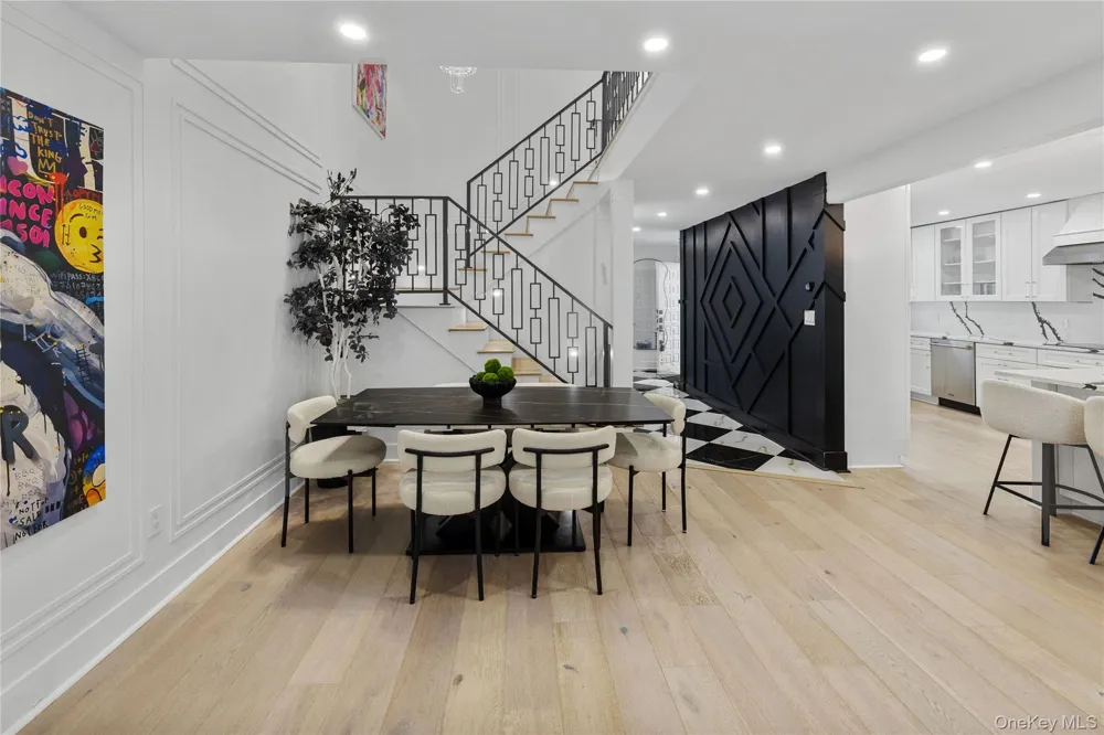 24 Chestnut Lane Woodbury, NY 11797