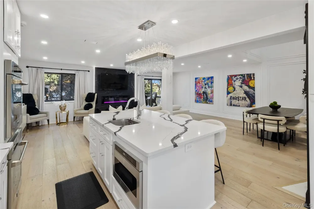 24 Chestnut Lane Woodbury, NY 11797