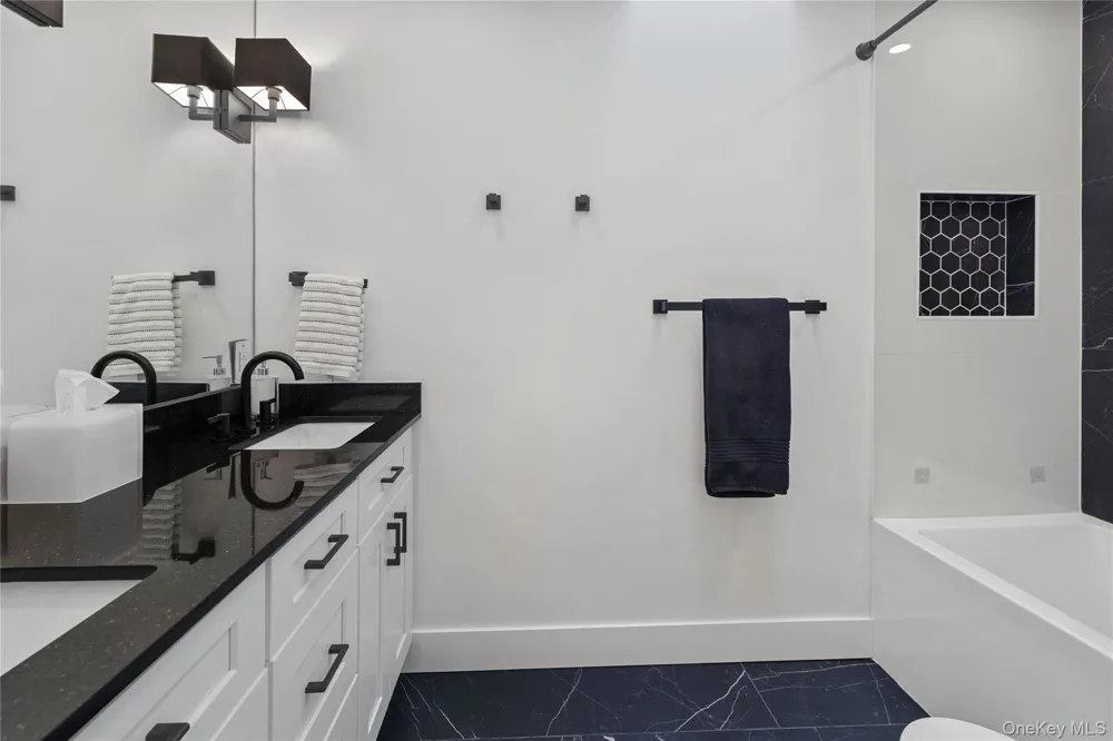 24 Chestnut Lane Woodbury, NY 11797