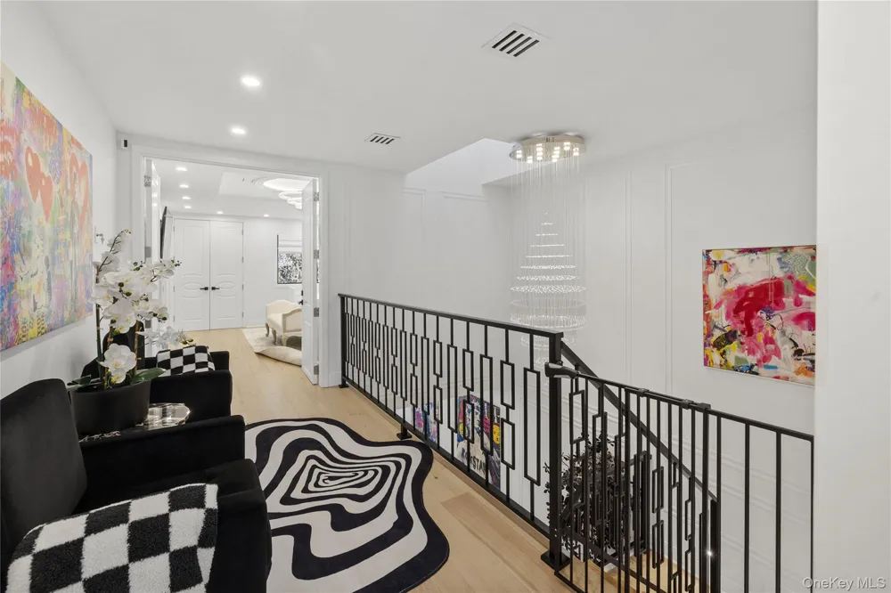 24 Chestnut Lane Woodbury, NY 11797