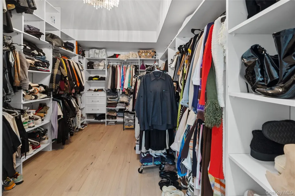 24 Chestnut Lane Woodbury, NY 11797
