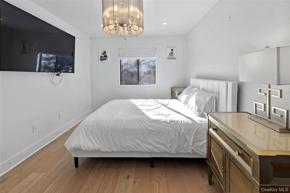 24 Chestnut Lane Woodbury, NY 11797