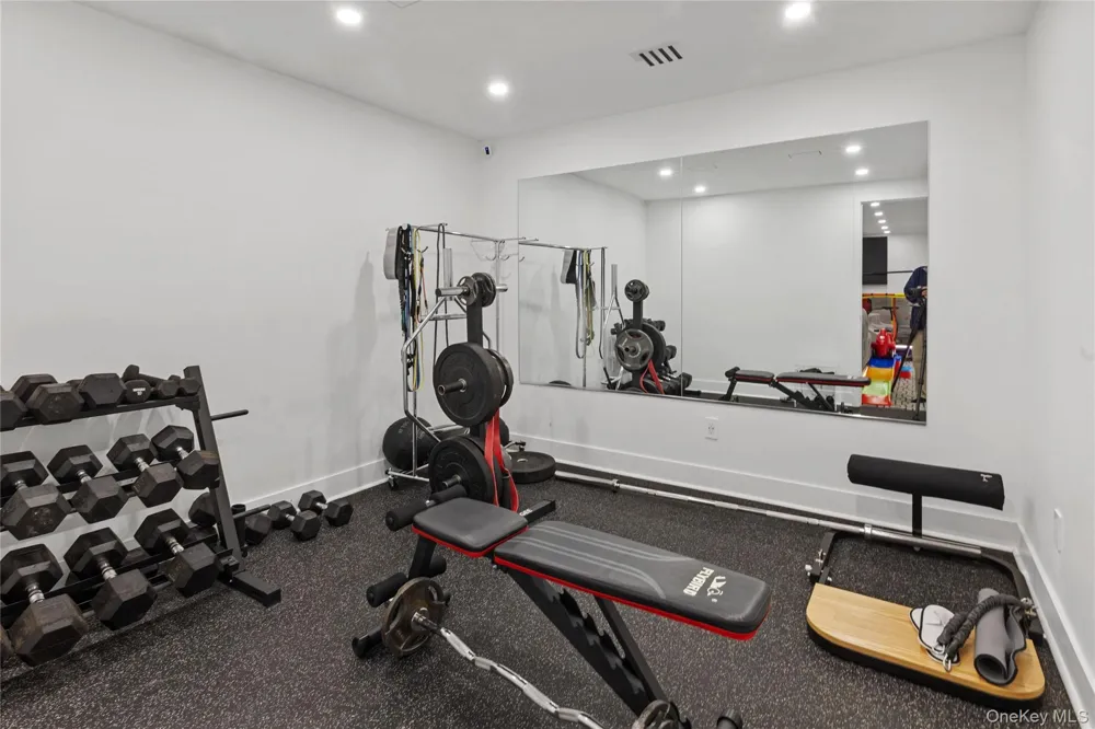 24 Chestnut Lane Woodbury, NY 11797