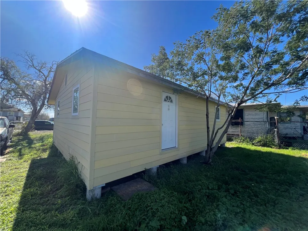 625 E Avenue H Robstown, TX 78380