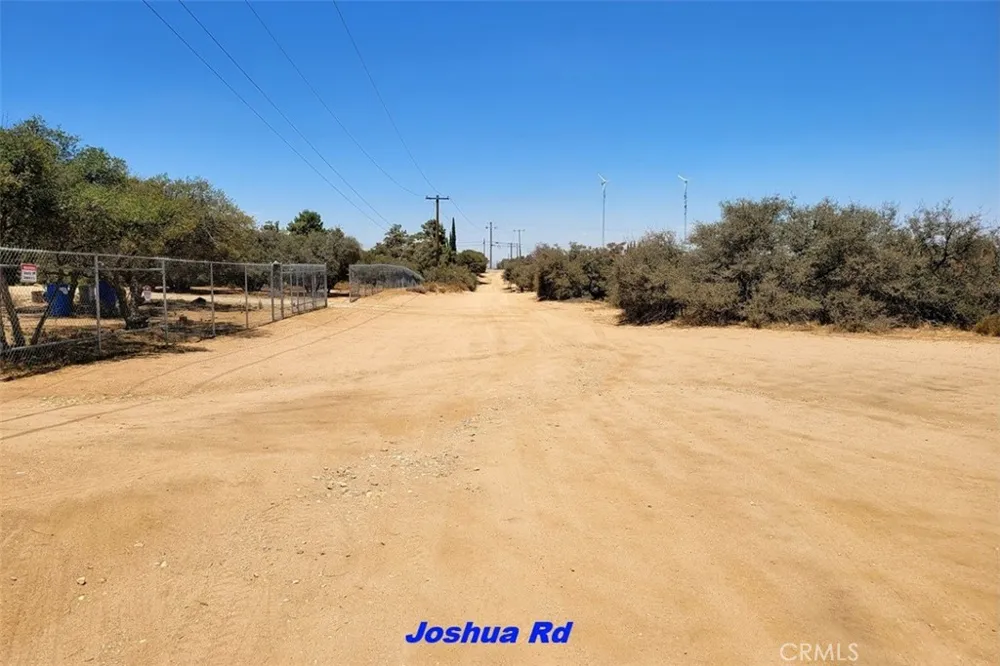 5 Oak Hills Rd Oak Hills, CA 92344