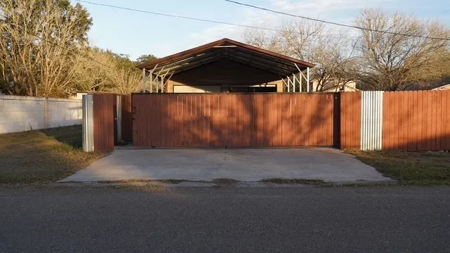 710 W Viggo Street Hebbronville, TX 78361