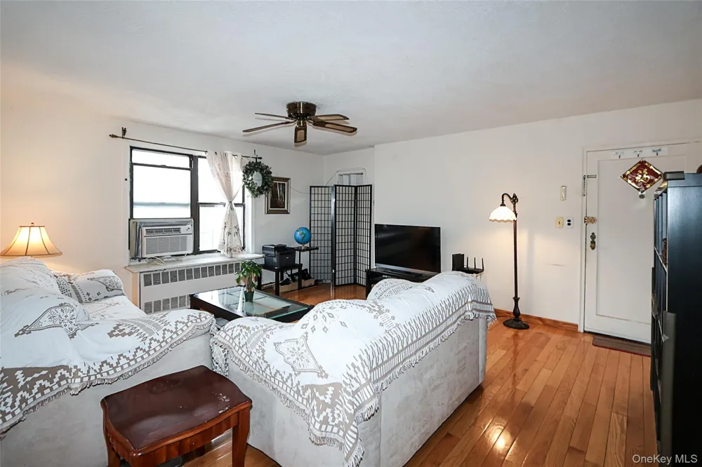 196-23 73rd Ave #2 Fresh Meadows, NY 11365