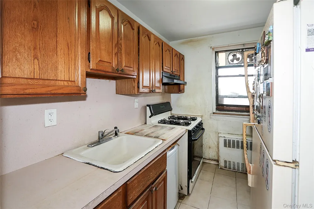 196-23 73rd Ave #2 Fresh Meadows, NY 11365