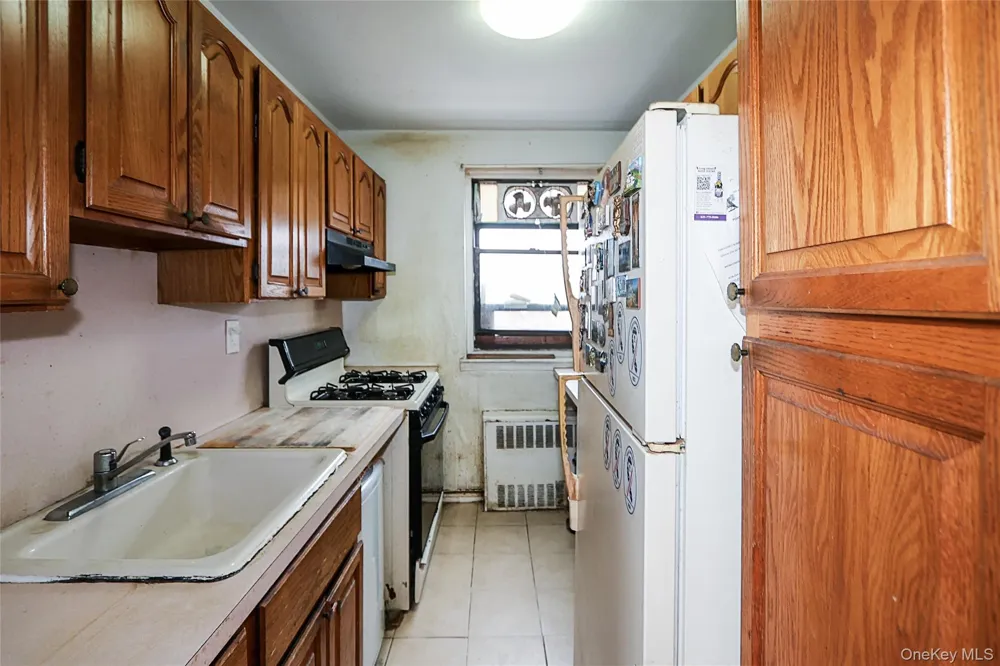 196-23 73rd Ave #2 Fresh Meadows, NY 11365