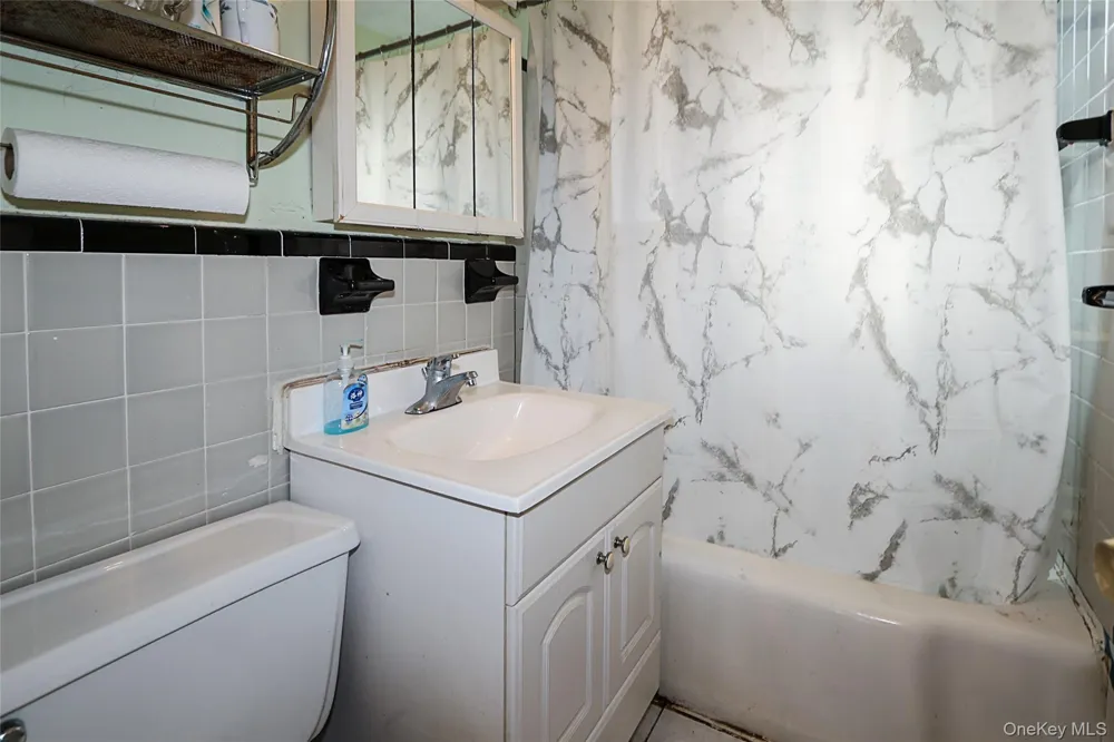 196-23 73rd Ave #2 Fresh Meadows, NY 11365