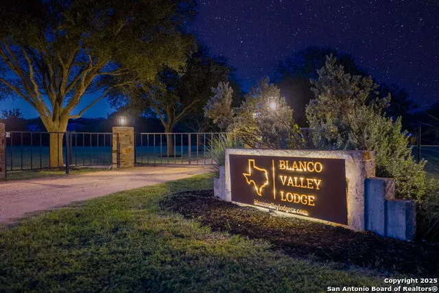 871 Chimney Valley Rd Blanco, TX 78606