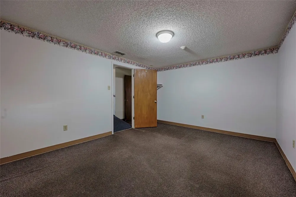 122 Ave E Shiner, TX 77984